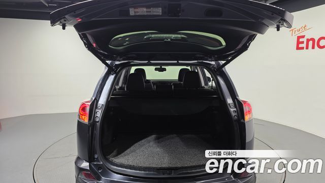 Toyota RAV4 2018 — photo 26