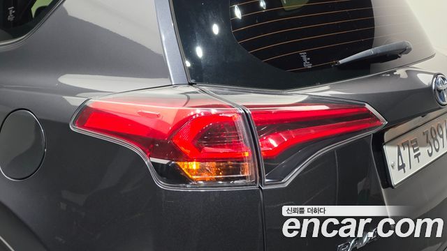 Toyota RAV4 2018 — photo 9