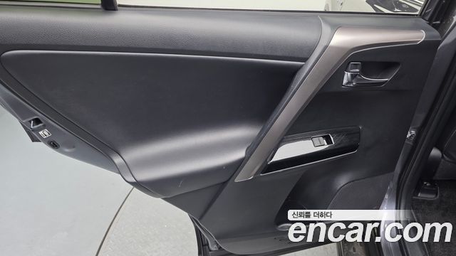 Toyota RAV4 2018 — photo 15