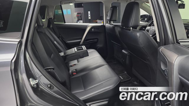 Toyota RAV4 2018 — photo 16