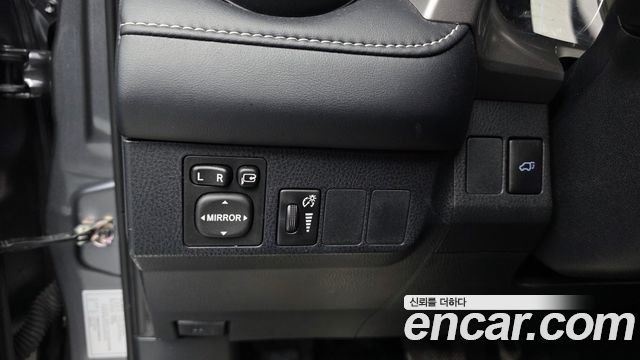 Toyota RAV4 2018 — photo 29