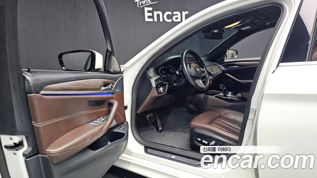 BMW 5-Series 2020 — photo 10