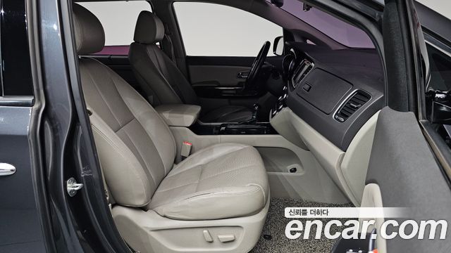 Kia Canival 2015 — photo 17