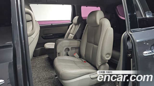 Kia Canival 2015 — photo 16