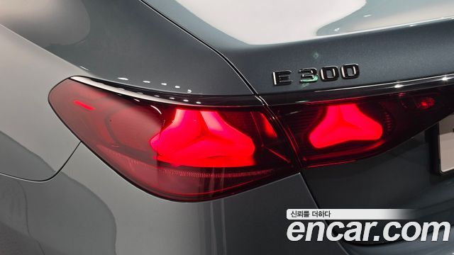 Mercedes-Benz E-Class 2025 — photo 9