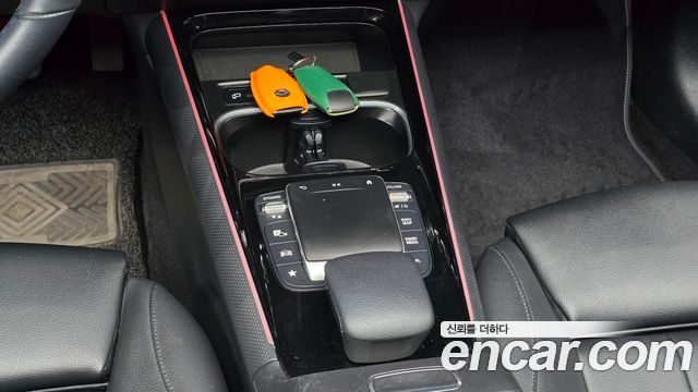 Mercedes-Benz GLB-Class 2021 — photo 9