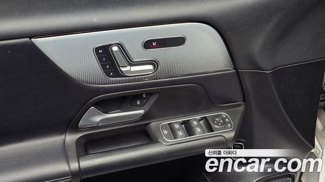 Mercedes-Benz GLB-Class 2021 — photo 18