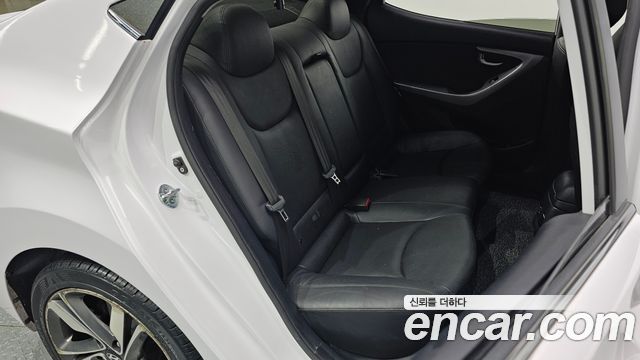 Hyundai AVANTE 2015 — photo 17