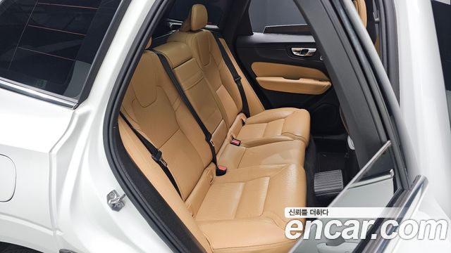 Volvo XC60 2021 — photo 17