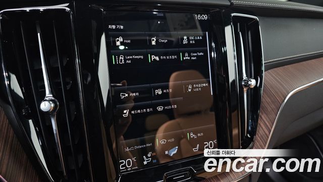 Volvo XC60 2021 — photo 22