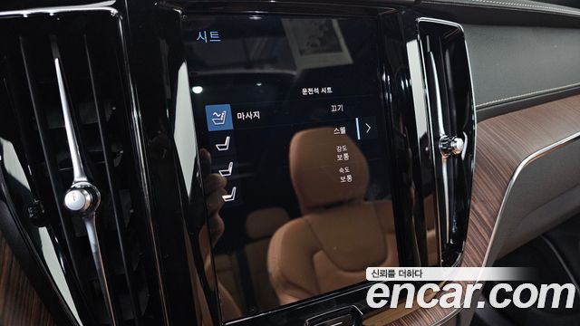 Volvo XC60 2021 — photo 24