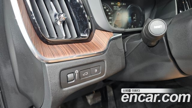 Volvo XC60 2021 — photo 25