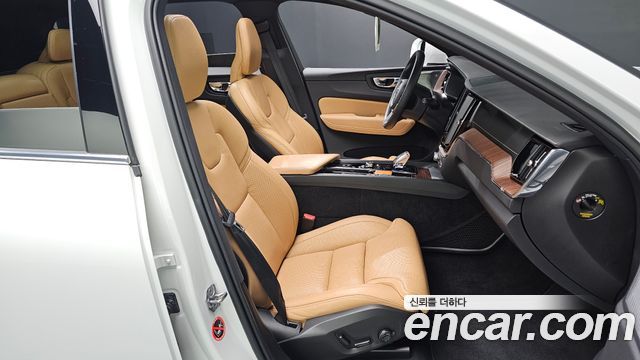 Volvo XC60 2021 — photo 16