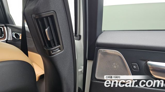 Volvo XC60 2021 — photo 29