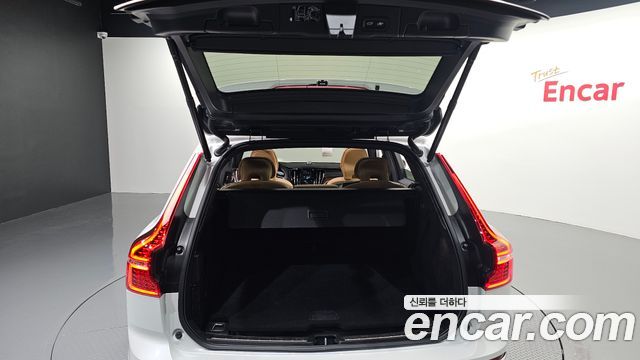 Volvo XC60 2021 — photo 31