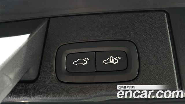 Volvo XC60 2021 — photo 32