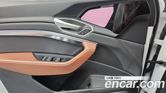 Audi e-tron 2022 — photo 18