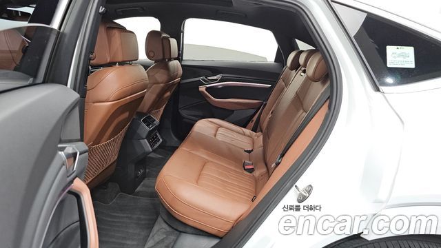Audi e-tron 2022 — photo 19