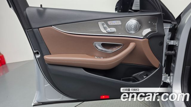Mercedes-Benz E-Class 2020 — photo 14