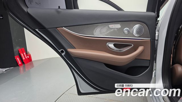 Mercedes-Benz E-Class 2020 — photo 15
