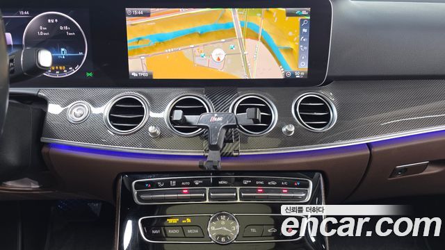 Mercedes-Benz E-Class 2020 — photo 32