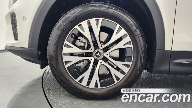 Mercedes-Benz GLB-Class 2024 — photo 5