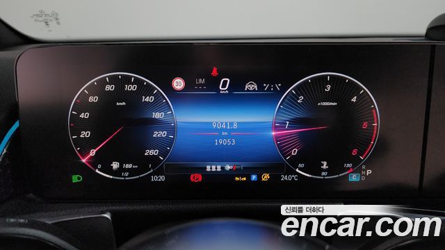 Mercedes-Benz GLB-Class 2024 — photo 11