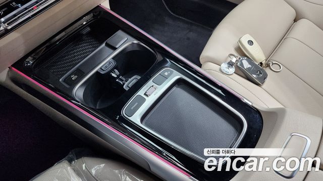 Mercedes-Benz GLB-Class 2024 — photo 12