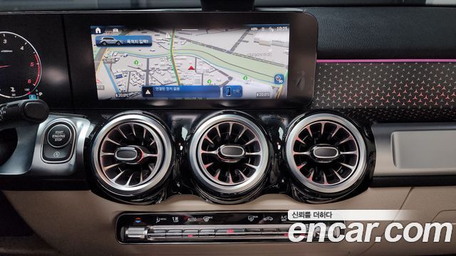 Mercedes-Benz GLB-Class 2024 — photo 18