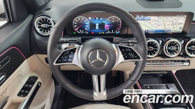 Mercedes-Benz GLB-Class 2024 — photo 19