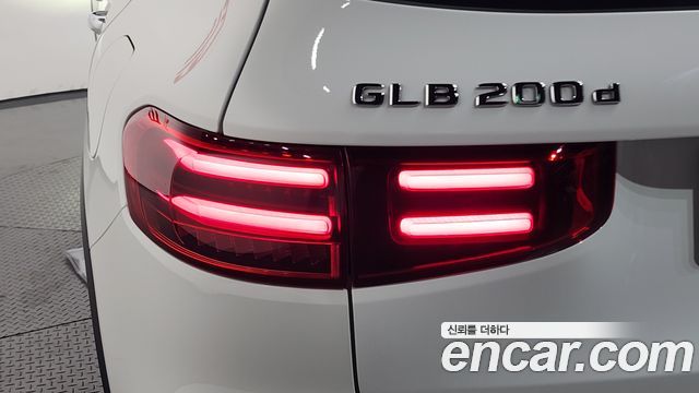 Mercedes-Benz GLB-Class 2024 — photo 9