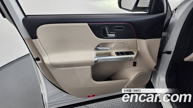 Mercedes-Benz GLB-Class 2024 — photo 14