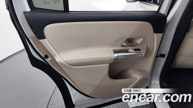 Mercedes-Benz GLB-Class 2024 — photo 15