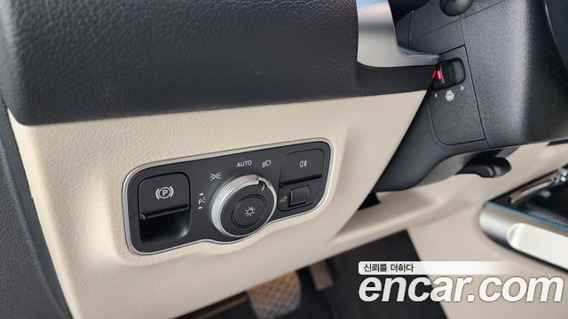 Mercedes-Benz GLB-Class 2024 — photo 27