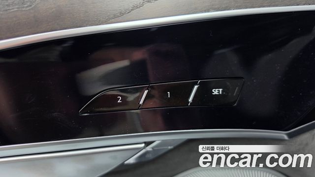 Audi A8 2021 — photo 18