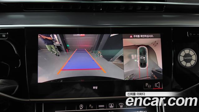 Audi A8 2021 — photo 22