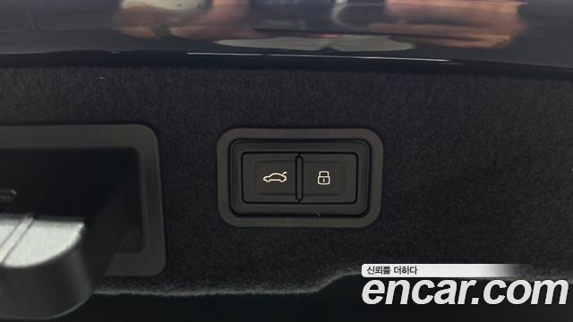 Audi A8 2021 — photo 24