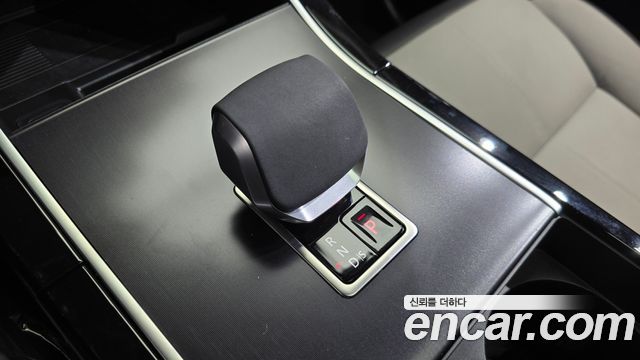 Land Rover Range Rover Velar 2026 — photo 12