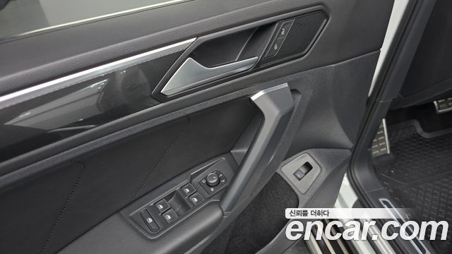 Volkswagen Tiguan 2020 — photo 21