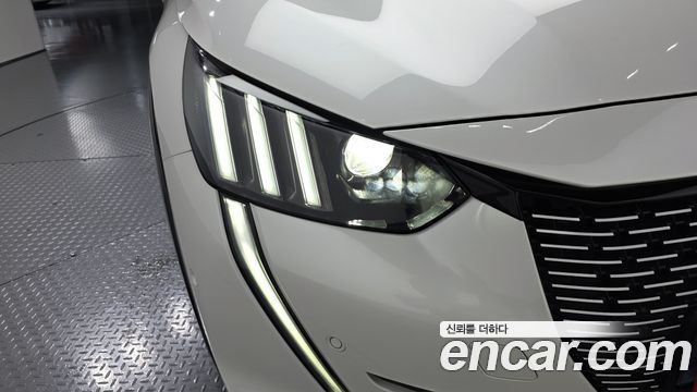 Peugeot 208 2022 — photo 8