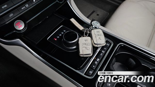 Jaguar XE 2018 — photo 12