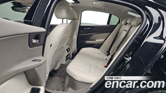 Jaguar XE 2018 — photo 17