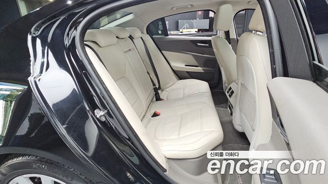 Jaguar XE 2018 — photo 18