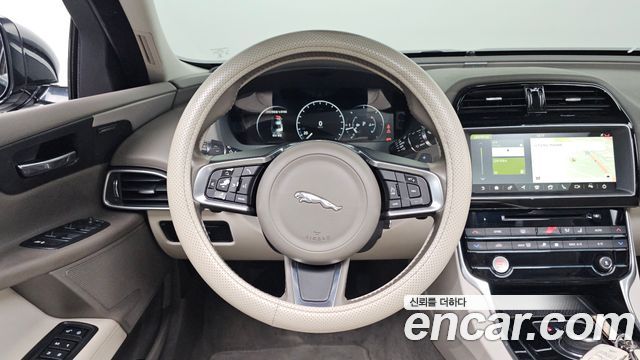 Jaguar XE 2018 — photo 19