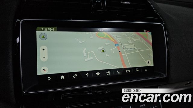 Jaguar XE 2018 — photo 20