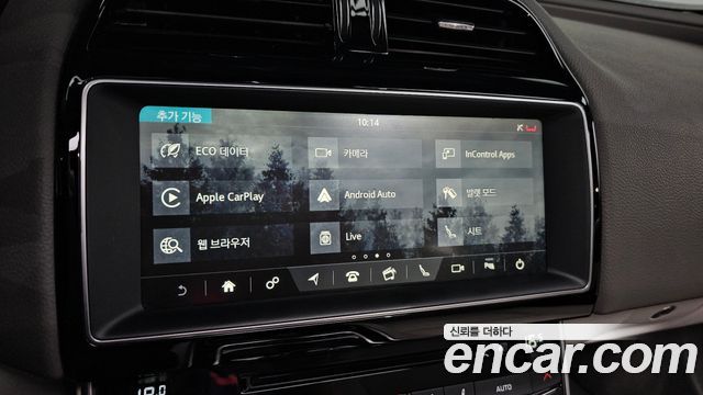 Jaguar XE 2018 — photo 22