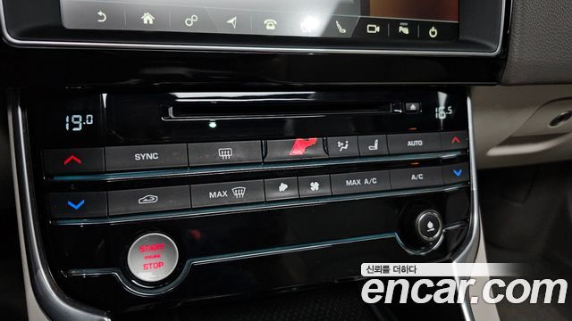 Jaguar XE 2018 — photo 24