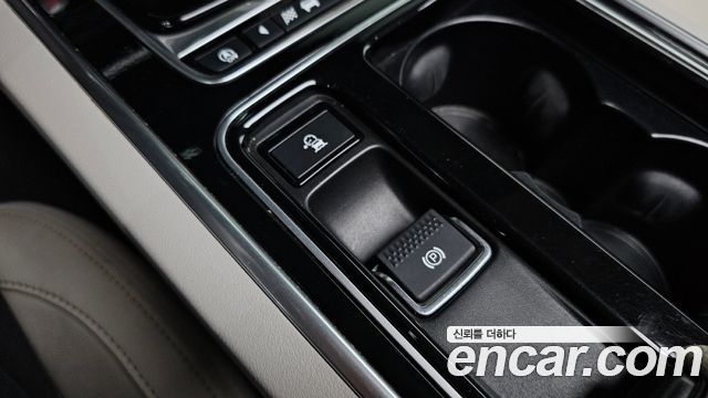 Jaguar XE 2018 — photo 25