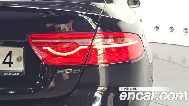 Jaguar XE 2018 — photo 9
