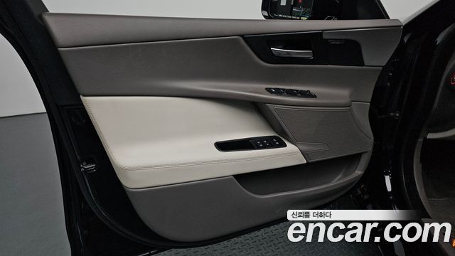 Jaguar XE 2018 — photo 14